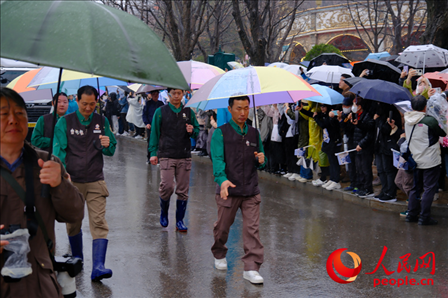 飼養(yǎng)員姜哲遠和宋永寬為“福寶”開路送行。人民網 李帆攝
