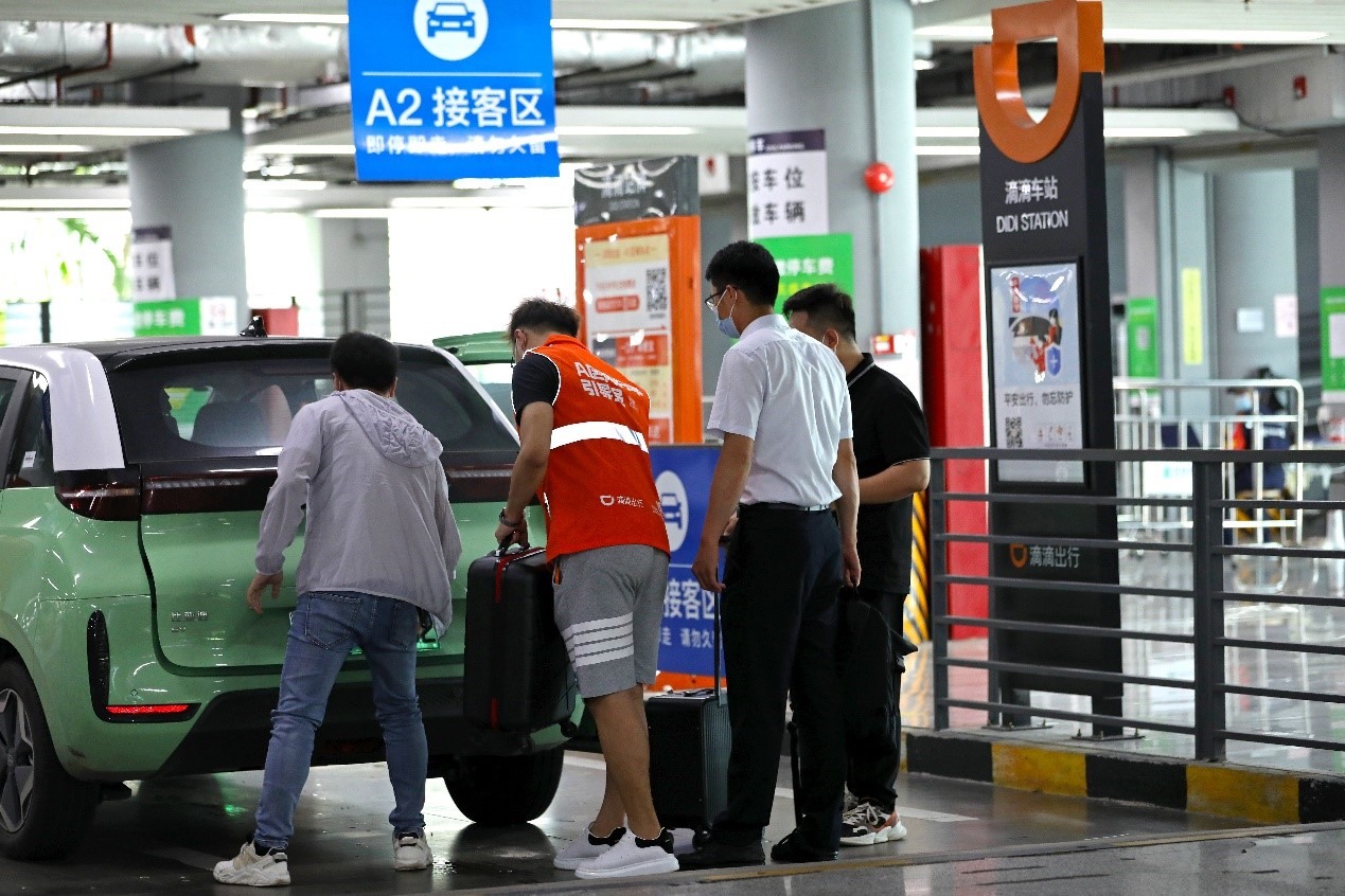 司機師傅在滴滴車站接乘客上車。（受訪者供圖）