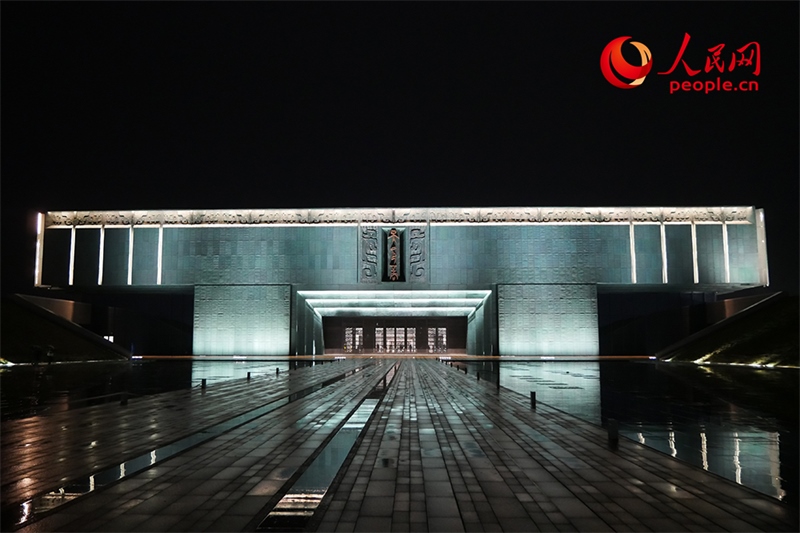夜間的殷墟博物館外景。人民網(wǎng)記者 韋衍行攝