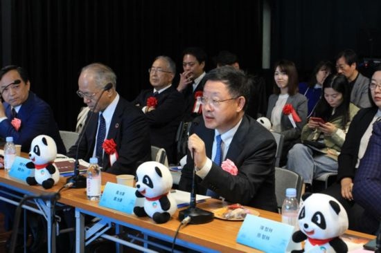 圖為四川省文化和旅游廳廳長戴允康向日本友人介紹四川旅游資源。（中國駐東京旅游辦事處供圖）