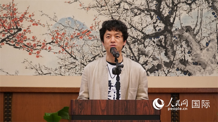 影片導(dǎo)演竹內(nèi)亮致辭。人民網(wǎng) 蔣曉辰攝