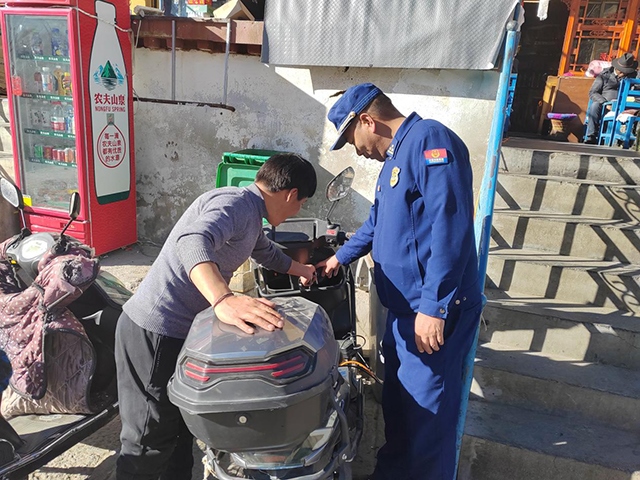 拉薩市消防救援支隊(duì)組織開展電動自行車消防安全檢查工作。受訪者供圖