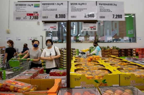 2022年7月9日，人們在韓國高陽市一家超市水果區(qū)購物。新華社記者王益亮攝