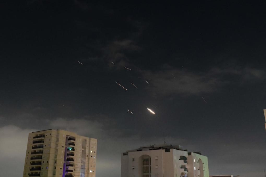 這是4月14日凌晨在以色列特拉維夫上空拍攝的以色列防空系統(tǒng)啟動(dòng)攔截的畫面。新華社發(fā)（托默·諾伊貝格攝/基尼圖片社）
