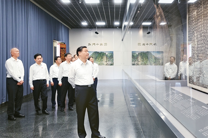 2023年7月29日，中共中央總書記、國家主席、中央軍委主席習(xí)近平在四川考察結(jié)束返京途中，來到陜西省漢中市考察。這是習(xí)近平參觀漢中市博物館有關(guān)歷史文物展陳。 新華社記者 鞠鵬/攝