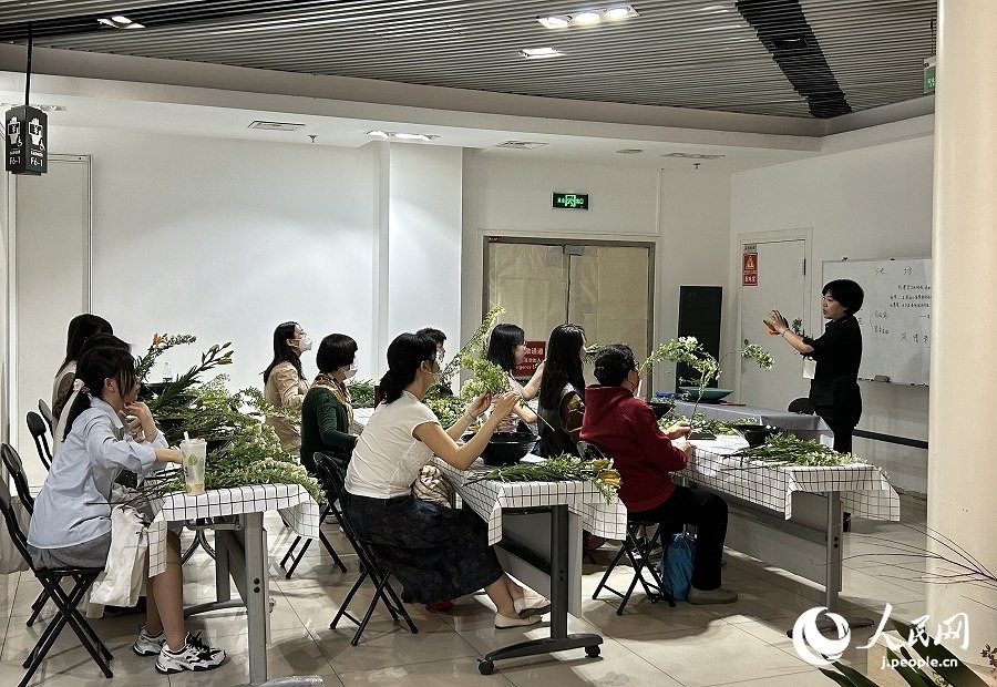 插花體驗(yàn)課。人民網(wǎng) 玄番登史江攝