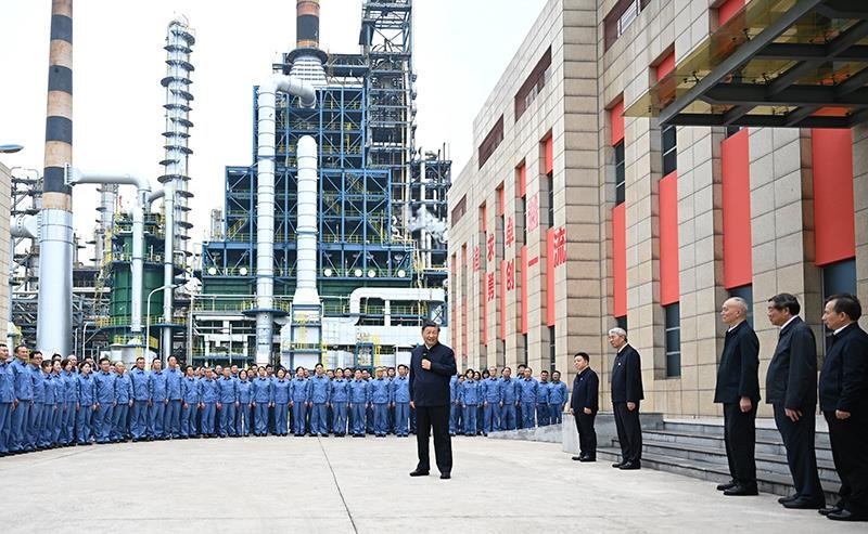 △2023年10月10日，在江西考察的習(xí)近平總書記來到中國石化九江分公司，同企業(yè)員工親切交流。