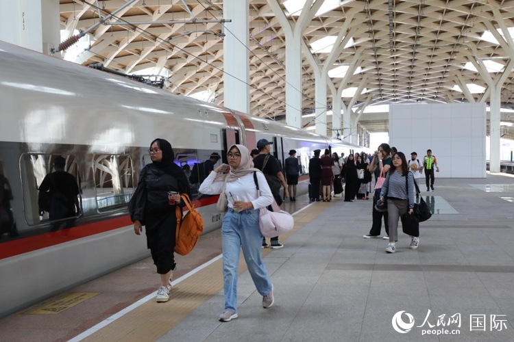 在雅萬(wàn)高鐵雅加達(dá)哈利姆站站臺(tái)，乘客準(zhǔn)備登上動(dòng)車組列車。人民網(wǎng)記者 曹師韻攝