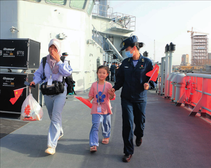 海軍軍艦赴蘇丹緊急撤離我在蘇丹人員。圖為海軍官兵帶領(lǐng)同胞登艦（2023年4月26日攝）。丁家興攝