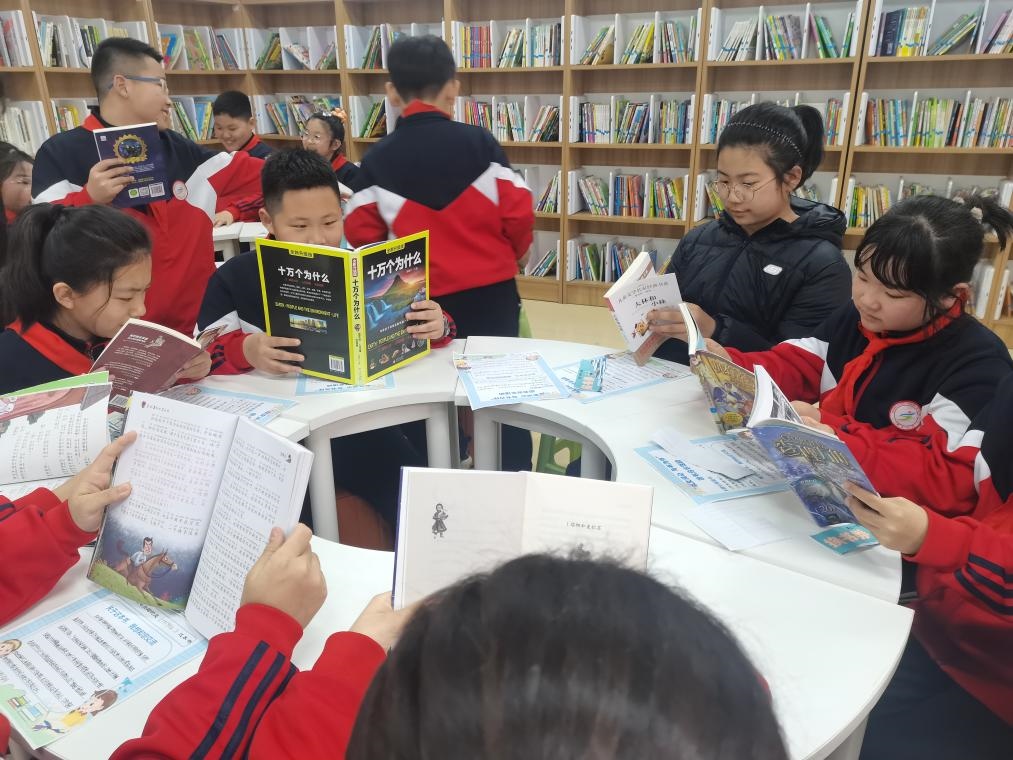 3月28日，遼寧省沈陽市鐵西區(qū)重工街第一小學(xué)的同學(xué)們在智慧圖書借閱室里專注閱讀。（沈陽市鐵西區(qū)委宣傳部供圖）