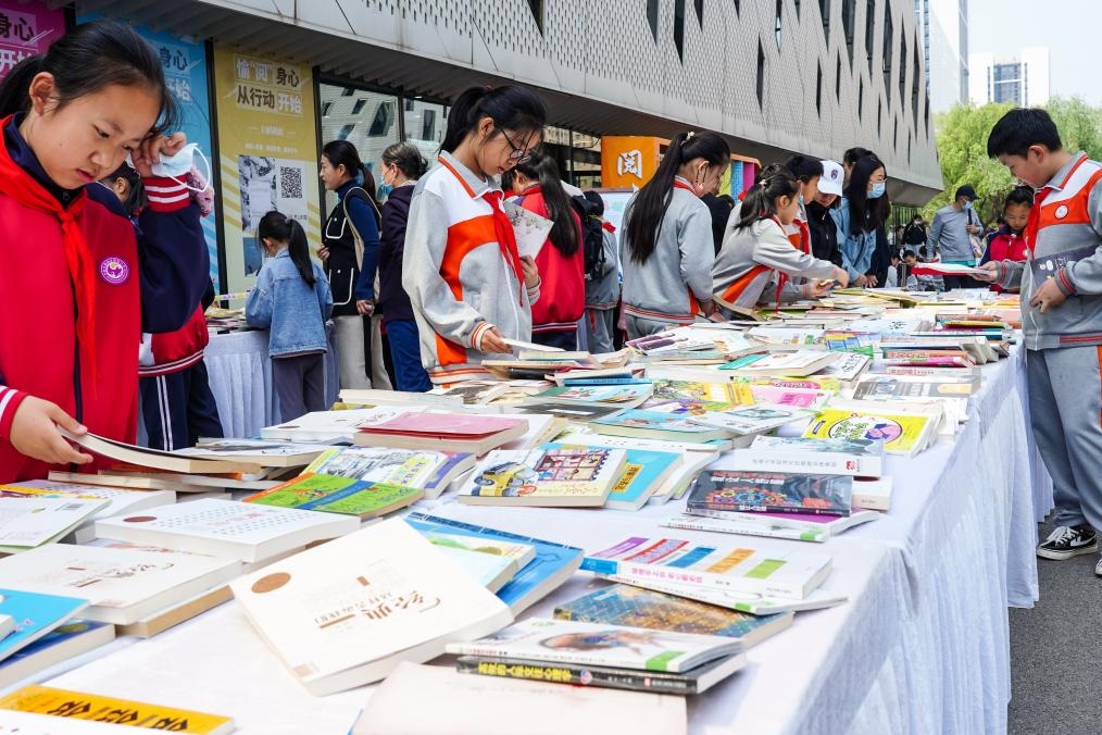 4月20日，山東省濟(jì)南市第十四屆“書香泉城”全民閱讀節(jié)在濟(jì)南市圖書館啟動，小學(xué)生在閱讀節(jié)上參與換書活動。新華社記者 朱崢 攝