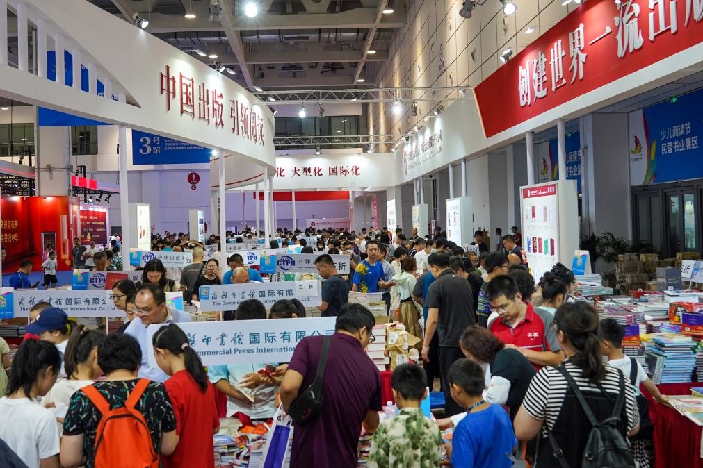 2023年7月31日，在第31屆全國圖書交易博覽會上，讀者在閱覽選購新書。新華社記者 朱崢 攝