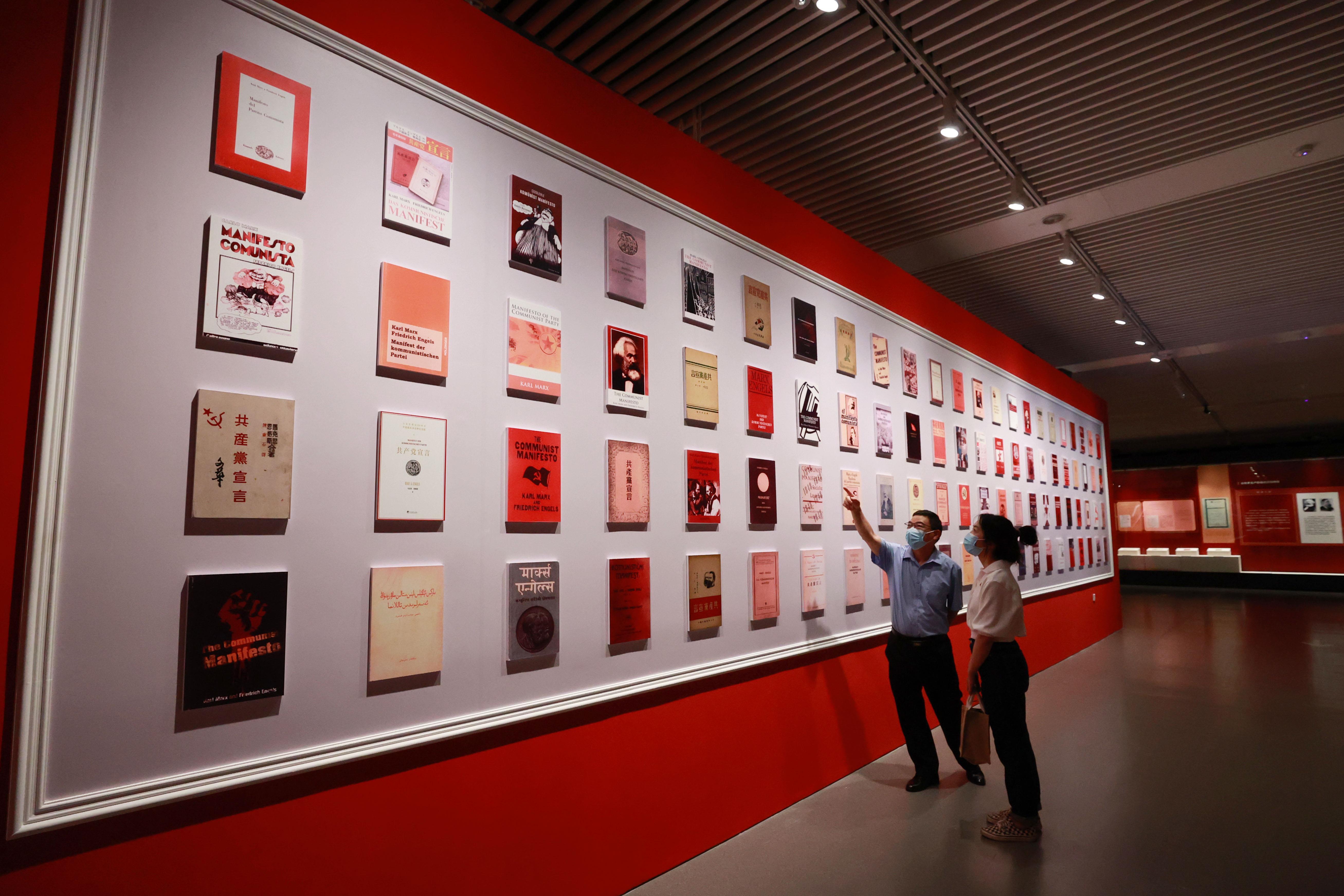 △2021年8月5日，觀眾在國(guó)家圖書館觀看不同版本的《共產(chǎn)黨宣言》。