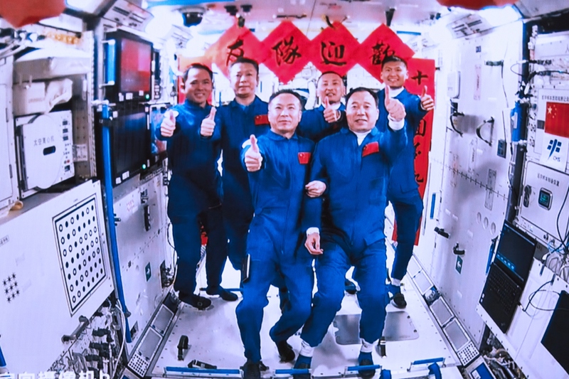 2023年5月30日，神舟十五號航天員乘組與神舟十六號航天員乘組拍下“全家福”的畫面。