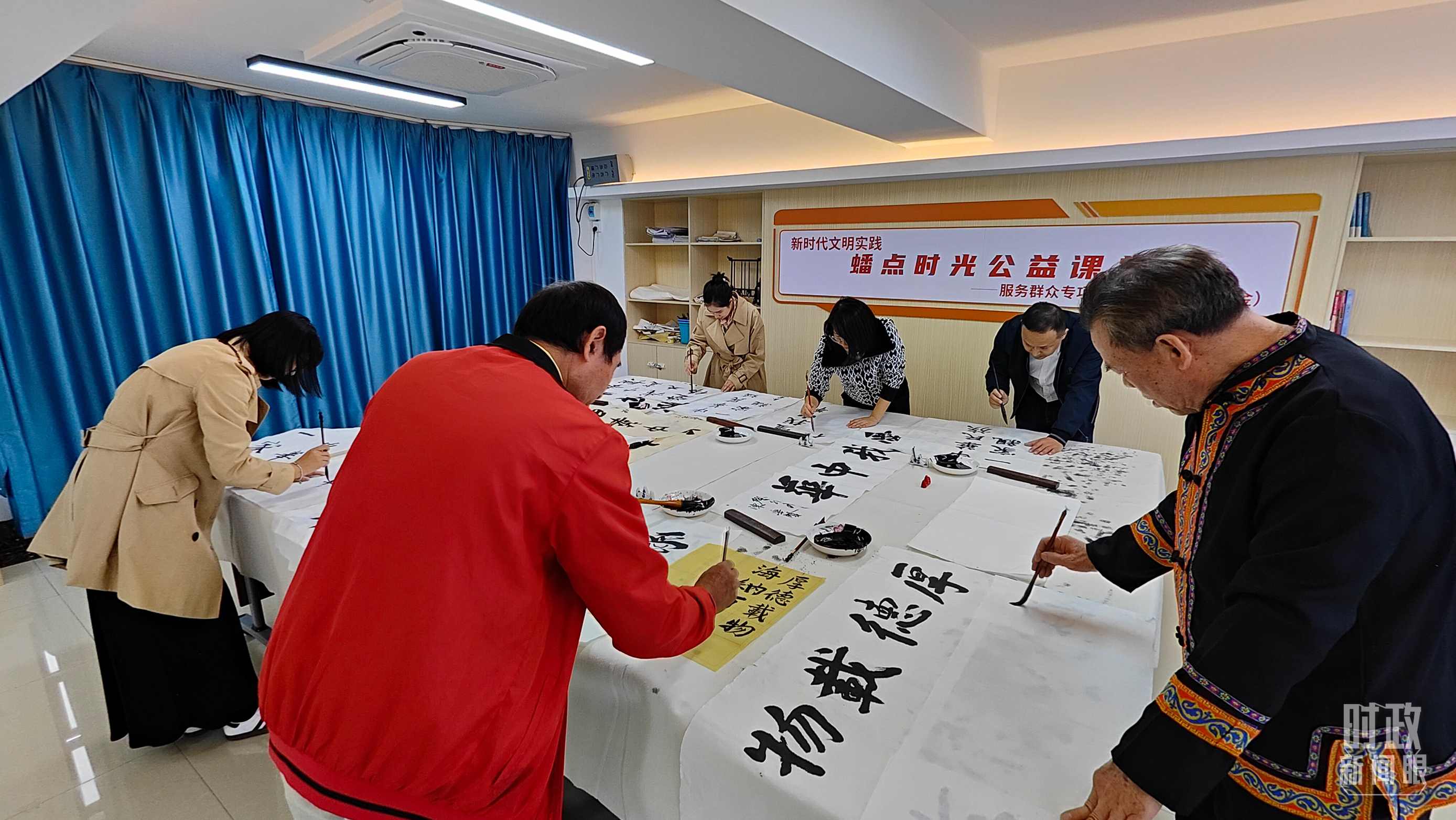 △廣西南寧市多民族社區(qū)——盤龍社區(qū)居民練習(xí)書(shū)法。（總臺(tái)央視記者楊立峰拍攝）