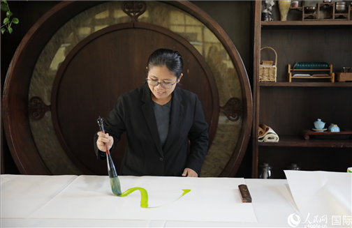 緬甸駐華大使館副館長、公使銜參贊杜欣瑪泰參加《五百筆·瀾湄合作》集體藝術(shù)創(chuàng)作。人民網(wǎng)王婧攝