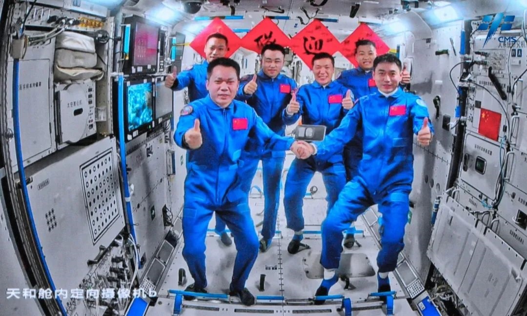 神舟十七號(hào)、神舟十八號(hào)兩個(gè)航天員乘組“太空會(huì)師”。來源：中國載人航天工程