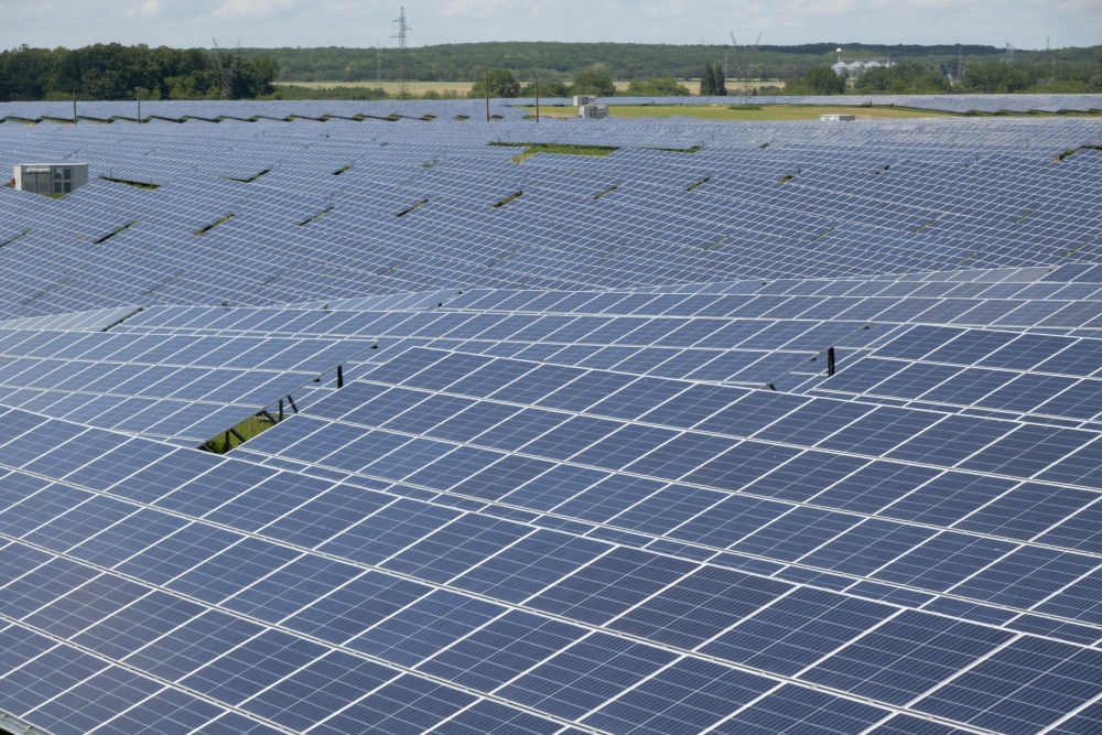 這是2021年5月27日在匈牙利考波什堡拍攝的100兆瓦光伏電站。當(dāng)日，由中國通用技術(shù)集團(tuán)所屬中國機(jī)械進(jìn)出口（集團(tuán)）有限公司投資興建的匈牙利考波什堡100兆瓦光伏電站項(xiàng)目在考波什堡市舉行投運(yùn)啟動(dòng)儀式。新華社發(fā)（弗爾季·奧蒂洛攝）
