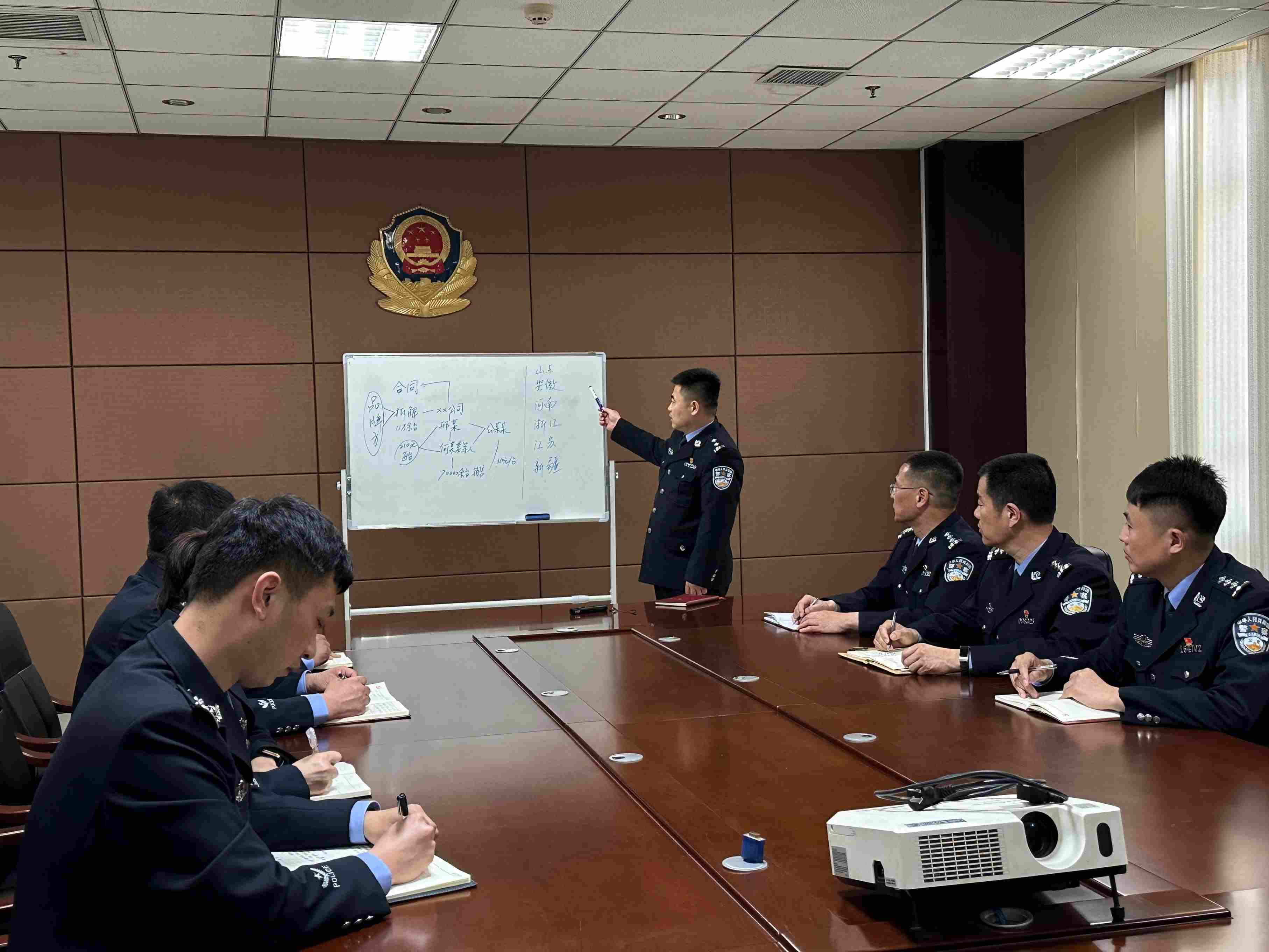 專案組辦案民警介紹案情。人民網(wǎng)記者 郝萍攝