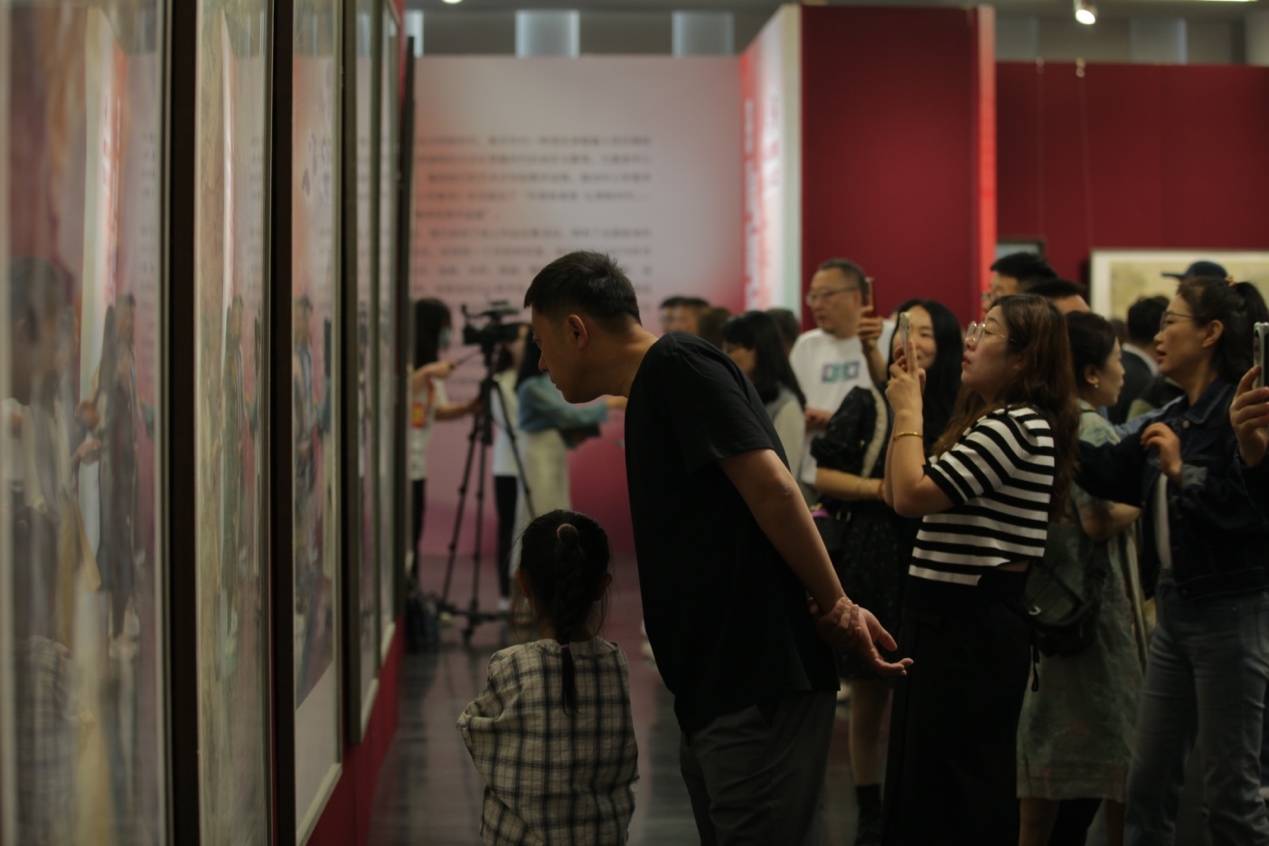嘉賓及教研員、教師代表參觀展覽。主辦方供圖
