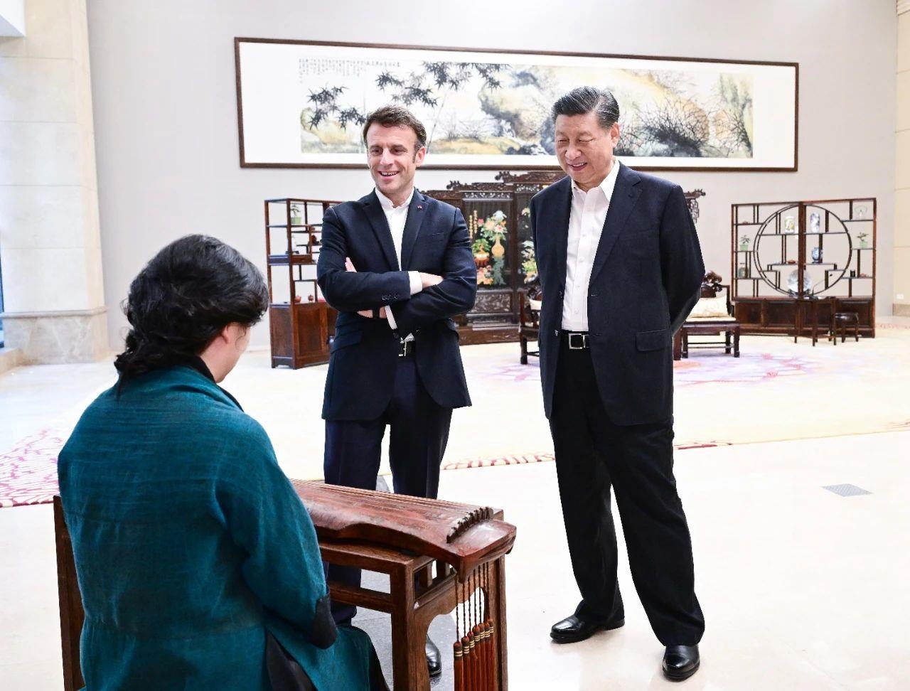 △2023年4月7日，習(xí)近平主席在廣東省廣州市松園同法國總統(tǒng)馬克龍舉行非正式會(huì)晤。這是兩國元首在白云廳欣賞古琴演奏。