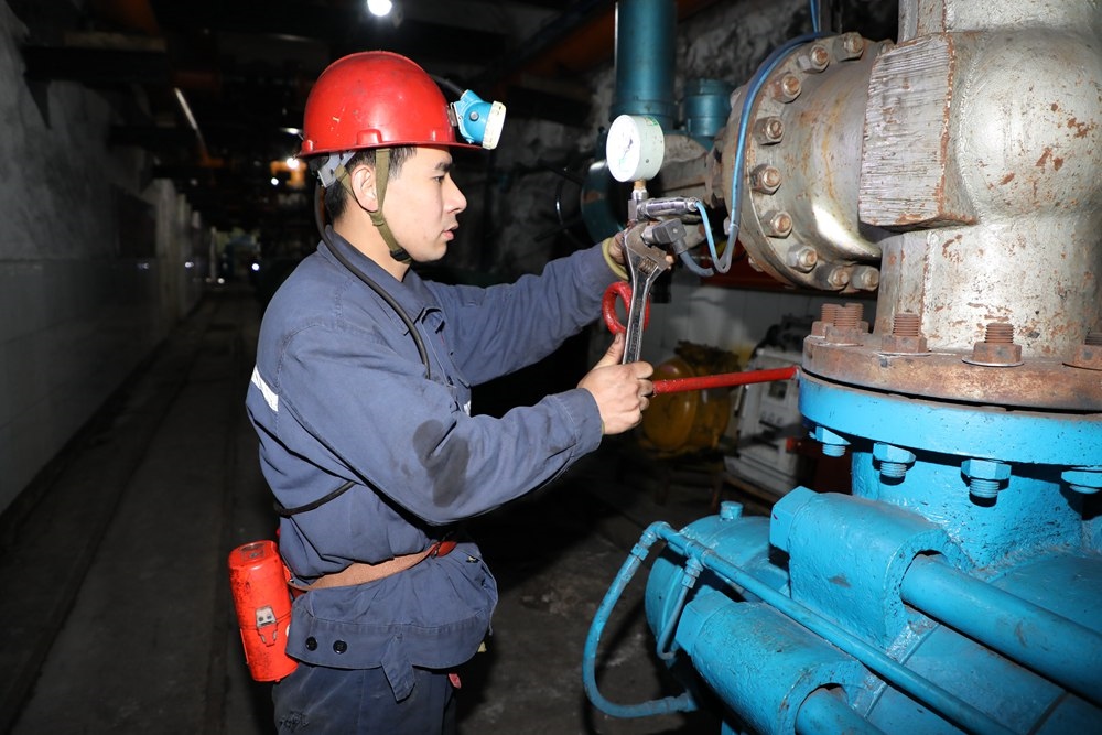 2024年4月30日，冀中能源峰峰集團(tuán)新屯礦機(jī)電區(qū)副區(qū)長顧博在井下泵房檢修水泵。新華社發(fā)