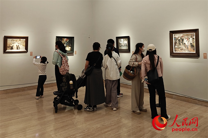 “五一”假期，游客在中國美術(shù)館參觀“大美勞動(dòng)者——中國美術(shù)館藏勞動(dòng)題材美術(shù)作品展（第二期）”。人民網(wǎng)記者 韋衍行攝
