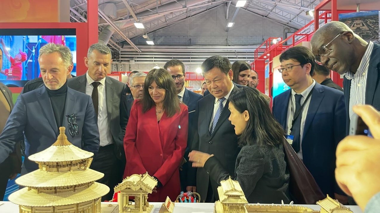 巴黎市市長安妮·伊達(dá)爾戈參觀展覽。主辦方供圖