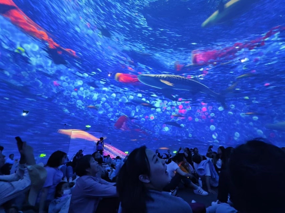 “五一”期間，游客在天津極地海洋公園科技館體驗?zāi)ХêＱ蟆Ｈ嗣窬W(wǎng)記者 喬業(yè)瓊攝