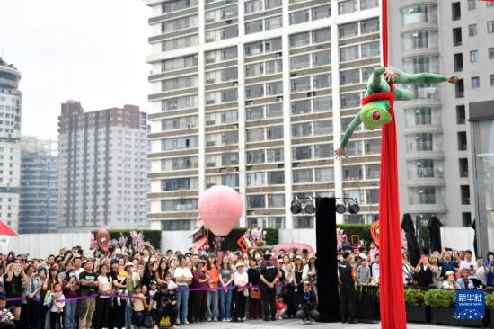 5月7日，演員在長沙國金中心表演木偶劇。新華社記者 陳振海 攝