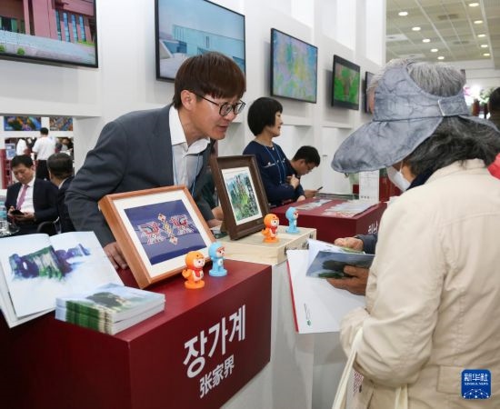 5月9日，在韓國首爾舉行的首爾國際旅游展上，參觀者在中國展區(qū)咨詢。新華社記者 姚琪琳 攝