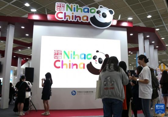 5月9日，在韓國首爾舉行的首爾國際旅游展上，參觀者在中國展區(qū)參加體驗(yàn)項(xiàng)目。新華社記者 姚琪琳 攝