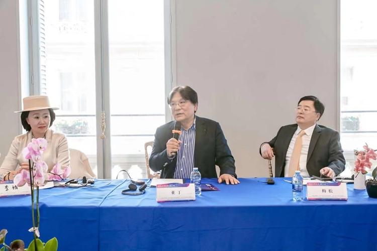 法中交流促進會會長、作家、翻譯家、法國最高榮譽騎士勛章獲得者亞丁發(fā)言（圖片：中國傳媒大學