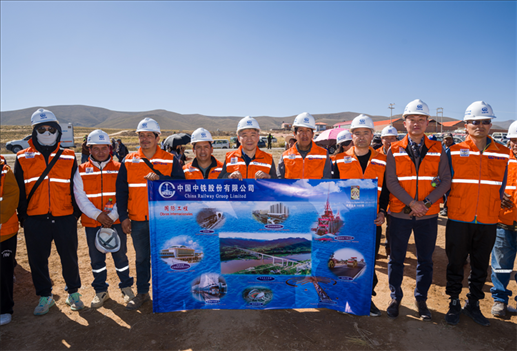 奧魯羅公路項目開工儀式現(xiàn)場，中國中鐵員工代表合影。中國中鐵供圖