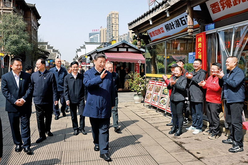 2024年3月18日至21日，中共中央總書(shū)記、國(guó)家主席、中央軍委主席習(xí)近平在湖南考察。這是19日上午，習(xí)近平在常德河街考察時(shí)，同店主和游客親切交流。 新華社記者 王曄/攝