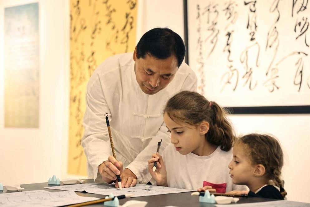 中國(guó)書(shū)法老師帶領(lǐng)現(xiàn)場(chǎng)觀眾體驗(yàn)書(shū)法。拉巴特中國(guó)文化中心供圖