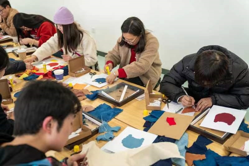 2024年2月，群眾在貴州省民族博物館老師帶領(lǐng)下開(kāi)展拼布、拓印等非遺手工體驗(yàn)活動(dòng)。受訪者供圖