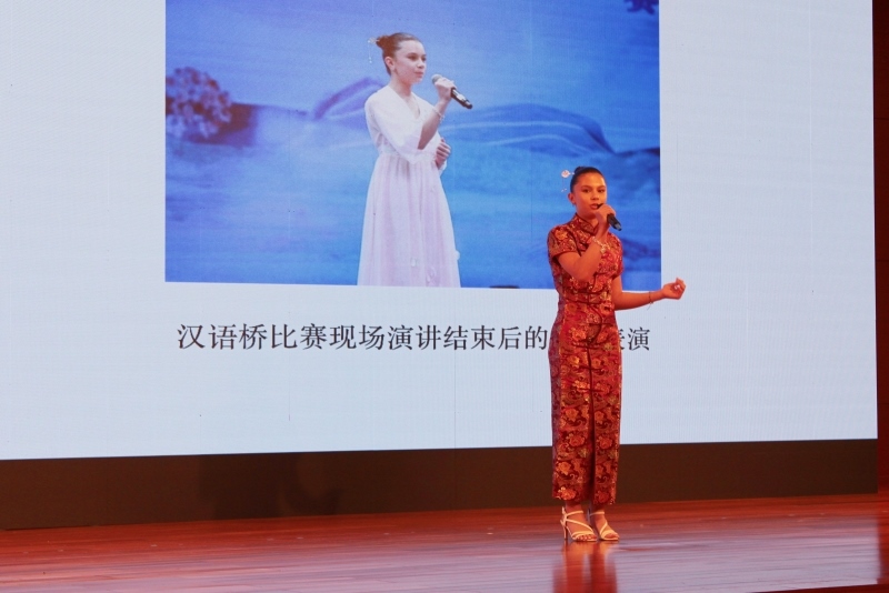 4、美國的中文愛好者譚木蘭在現(xiàn)場演唱歌曲《揮著翅膀的女孩》。 伊莎貝爾·羅德里格斯攝