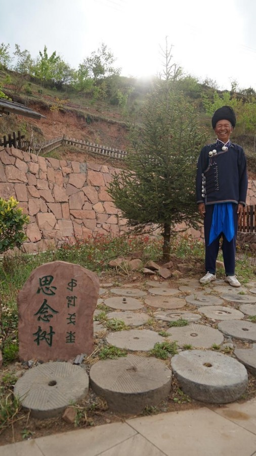 吉地爾子站在“思念樹”前。新華社記者 尹恒 攝