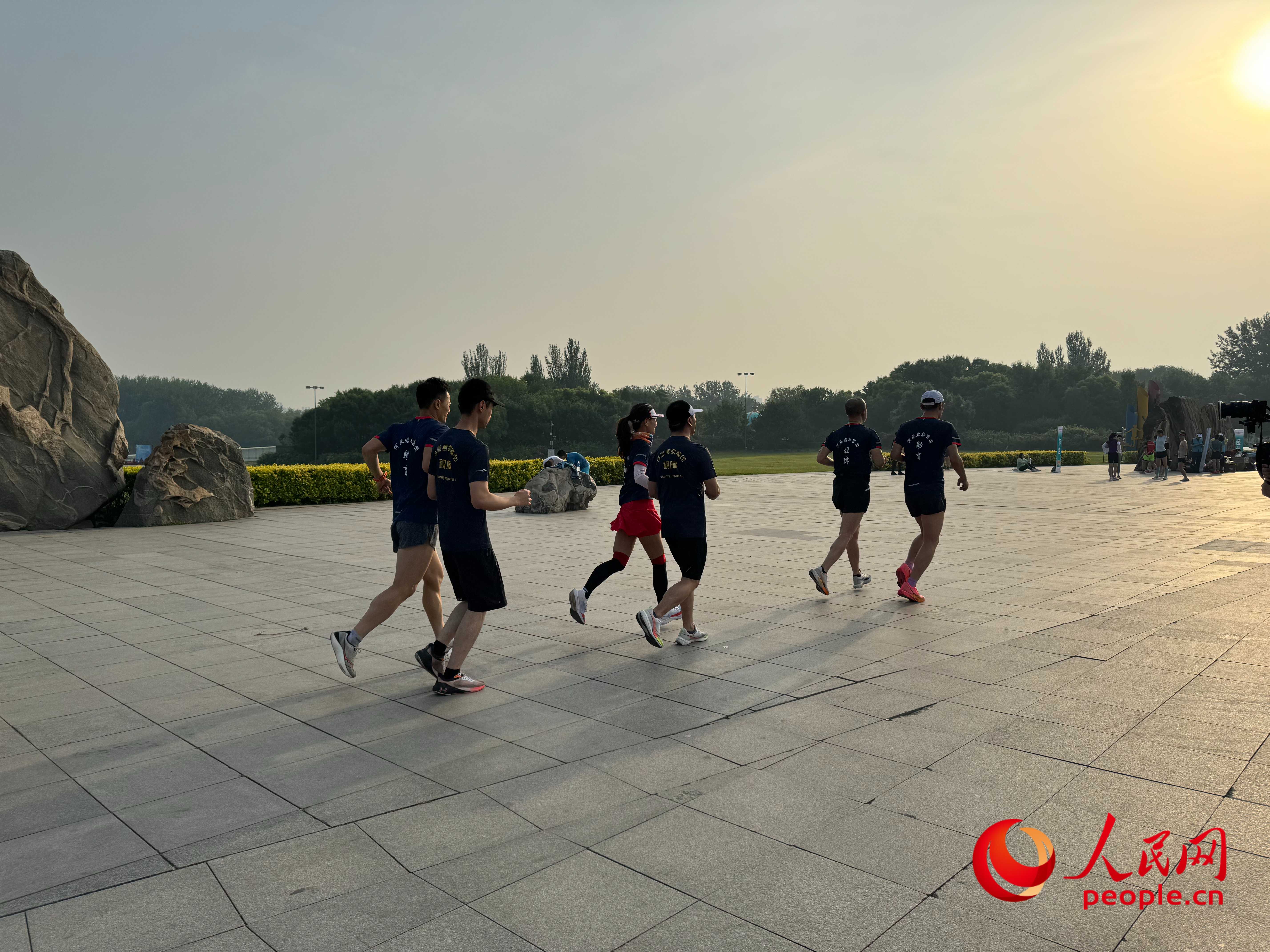 在北京奧林匹克森林公園，盲人跑團(tuán)迎著朝陽(yáng)在奔跑。人民網(wǎng) 周靜圓攝