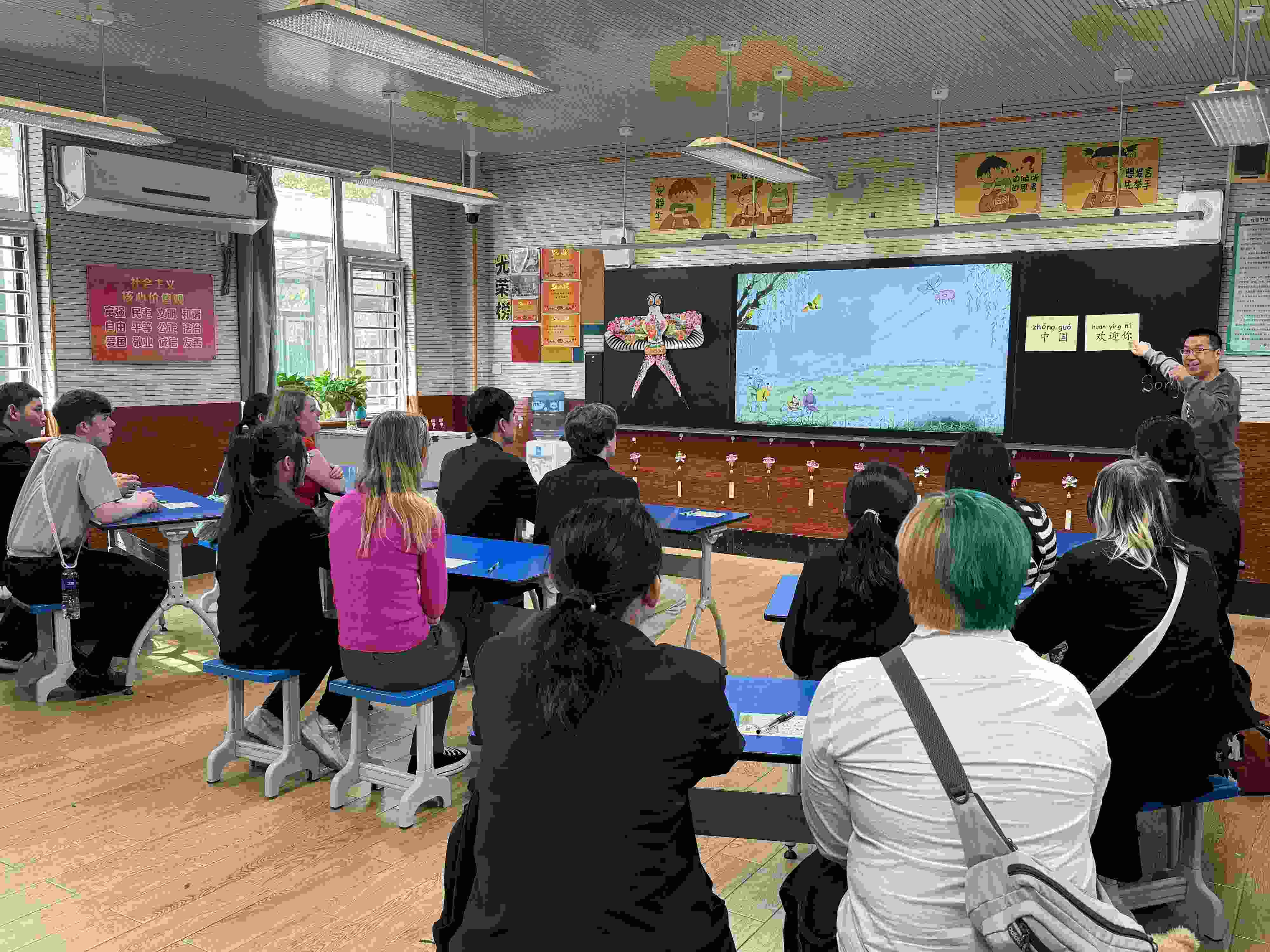 2024年4月20日，美國艾奧瓦州馬斯卡廷高中“友誼傳承”研學(xué)團來到石家莊外國語學(xué)校，中美學(xué)生同上一節(jié)中文課。