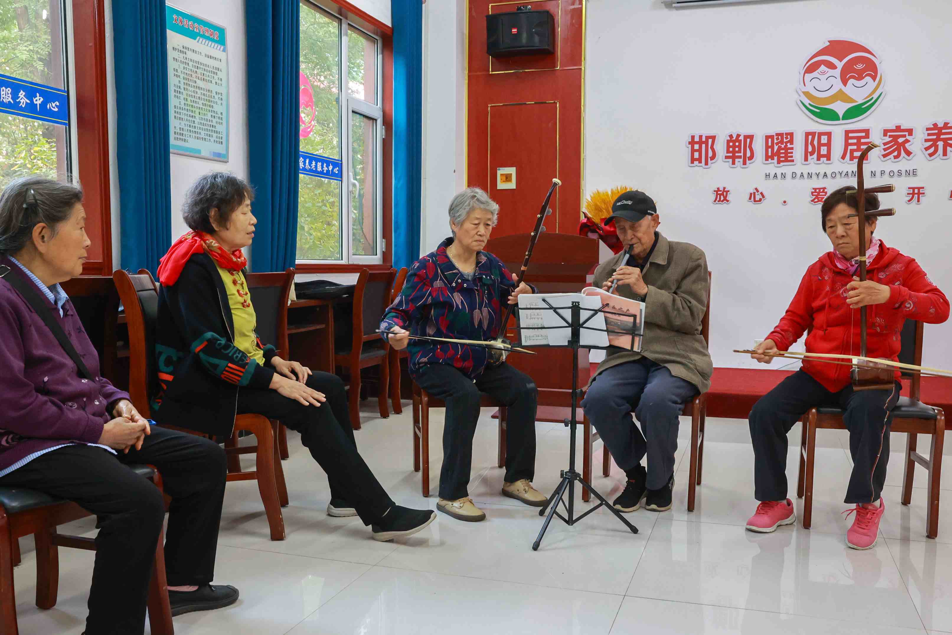 △ 近年來，在以習(xí)近平同志為核心的黨中央堅(jiān)強(qiáng)領(lǐng)導(dǎo)下，從探索建立國家基本養(yǎng)老服務(wù)清單制度，到構(gòu)建居家社區(qū)機(jī)構(gòu)相協(xié)調(diào)的“中國式”養(yǎng)老服務(wù)體系，再到理順養(yǎng)老服務(wù)監(jiān)管機(jī)制，一項(xiàng)項(xiàng)養(yǎng)老服務(wù)領(lǐng)域改革“實(shí)招”“硬招”不斷落地見效。圖為河北省邯鄲市邯山區(qū)曜陽養(yǎng)老服務(wù)中心內(nèi)，老人在學(xué)習(xí)樂器演奏。