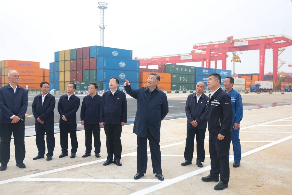 5月22日下午，習(xí)近平總書記在山東省日照市考察調(diào)研。他來到日照港，了解當(dāng)?shù)赝七M港口智慧化綠色化建設(shè)、擴大對外開放等情況。