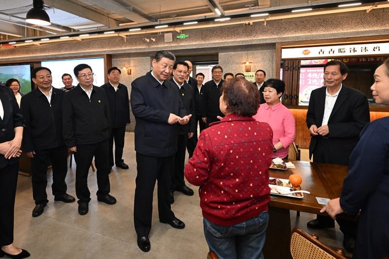 4月22日，在重慶考察的習(xí)近平總書記來到九龍坡區(qū)謝家灣街道民主村社區(qū)，察看小區(qū)改造和便民服務(wù)情況。