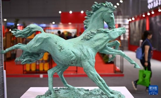 5月24日在第二十屆中國（深圳）國際文化產(chǎn)業(yè)博覽交易會俄羅斯美術(shù)協(xié)會展臺拍攝的馬雕塑作品。新華社記者 鄧華 攝