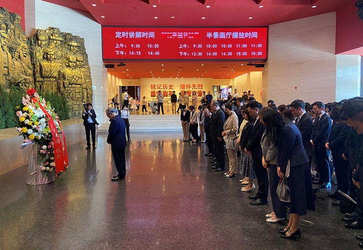 創(chuàng)價(jià)學(xué)會(huì)會(huì)長(zhǎng)原田稔及青年代表團(tuán)向中國(guó)人民抗日戰(zhàn)爭(zhēng)紀(jì)念館敬獻(xiàn)花籃。中國(guó)人民抗日戰(zhàn)爭(zhēng)紀(jì)念館供圖