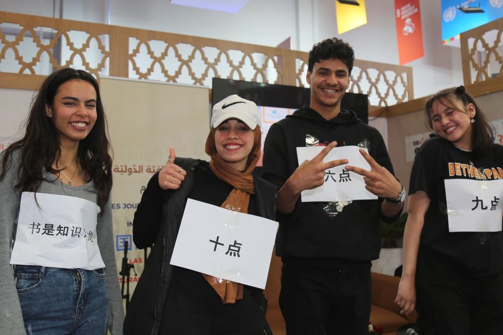 2024年4月24日，突尼斯高中生在首都突尼斯市舉辦的突尼斯國際書展上表演漢語節(jié)目。新華社發(fā)（阿代爾攝）