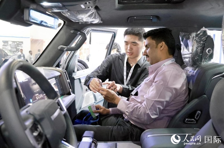 客戶(hù)在了解中國(guó)產(chǎn)汽車(chē)。人民網(wǎng)記者 管克江攝