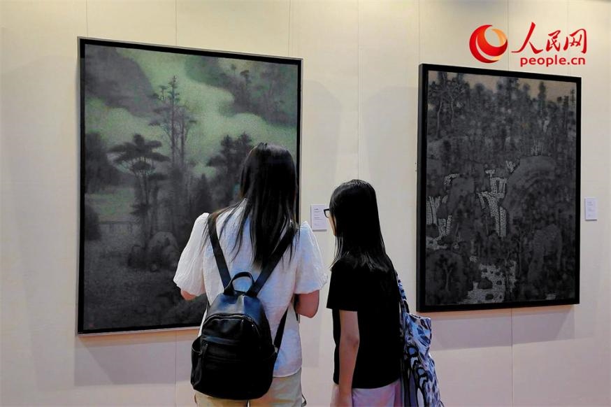 觀眾正在觀賞王秦生畫作《云山幽趣》。人民網(wǎng)記者 劉微攝