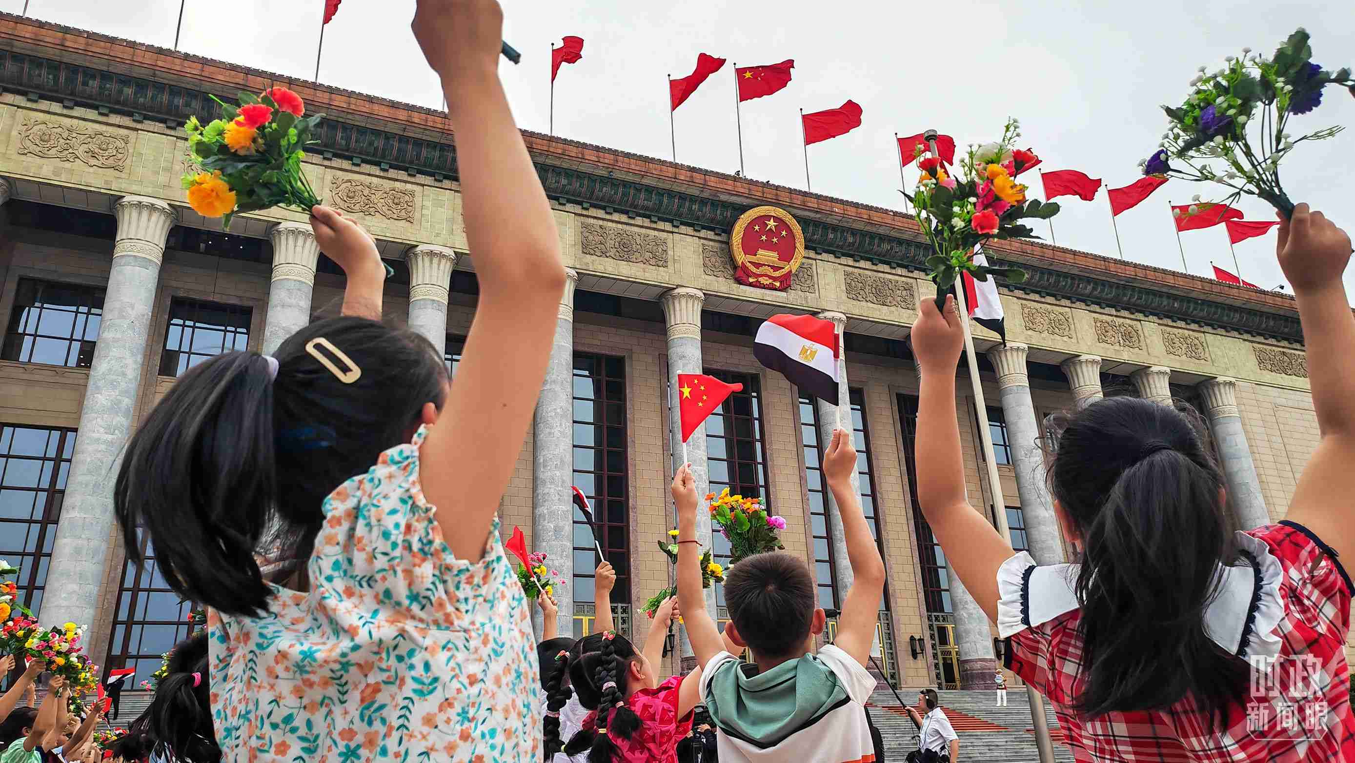△5月29日下午，習(xí)近平主席舉行儀式歡迎埃及總統(tǒng)塞西訪華。圖為歡迎儀式現(xiàn)場(chǎng)的少年兒童。（總臺(tái)央視記者劉琦拍攝）